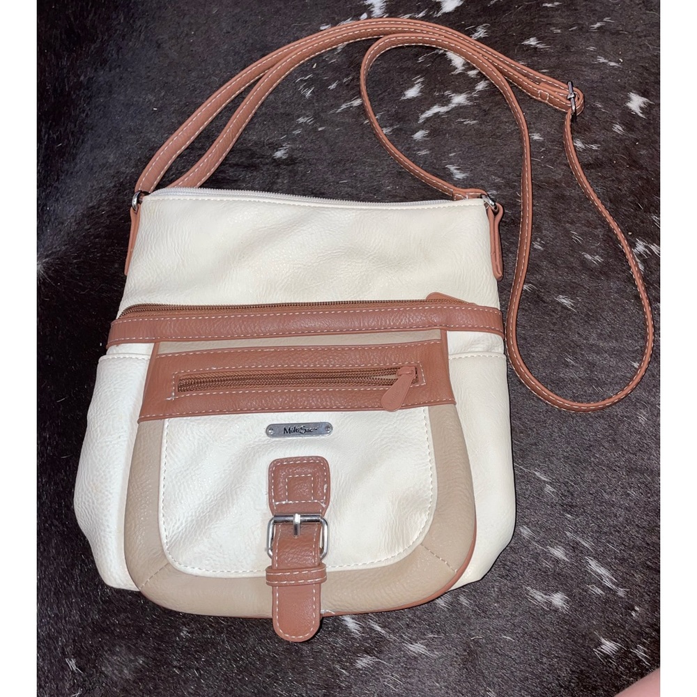 Cute tan and brown purse!